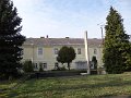 Szovjet katonai temeto - hatterben a kastely - ma iskola2